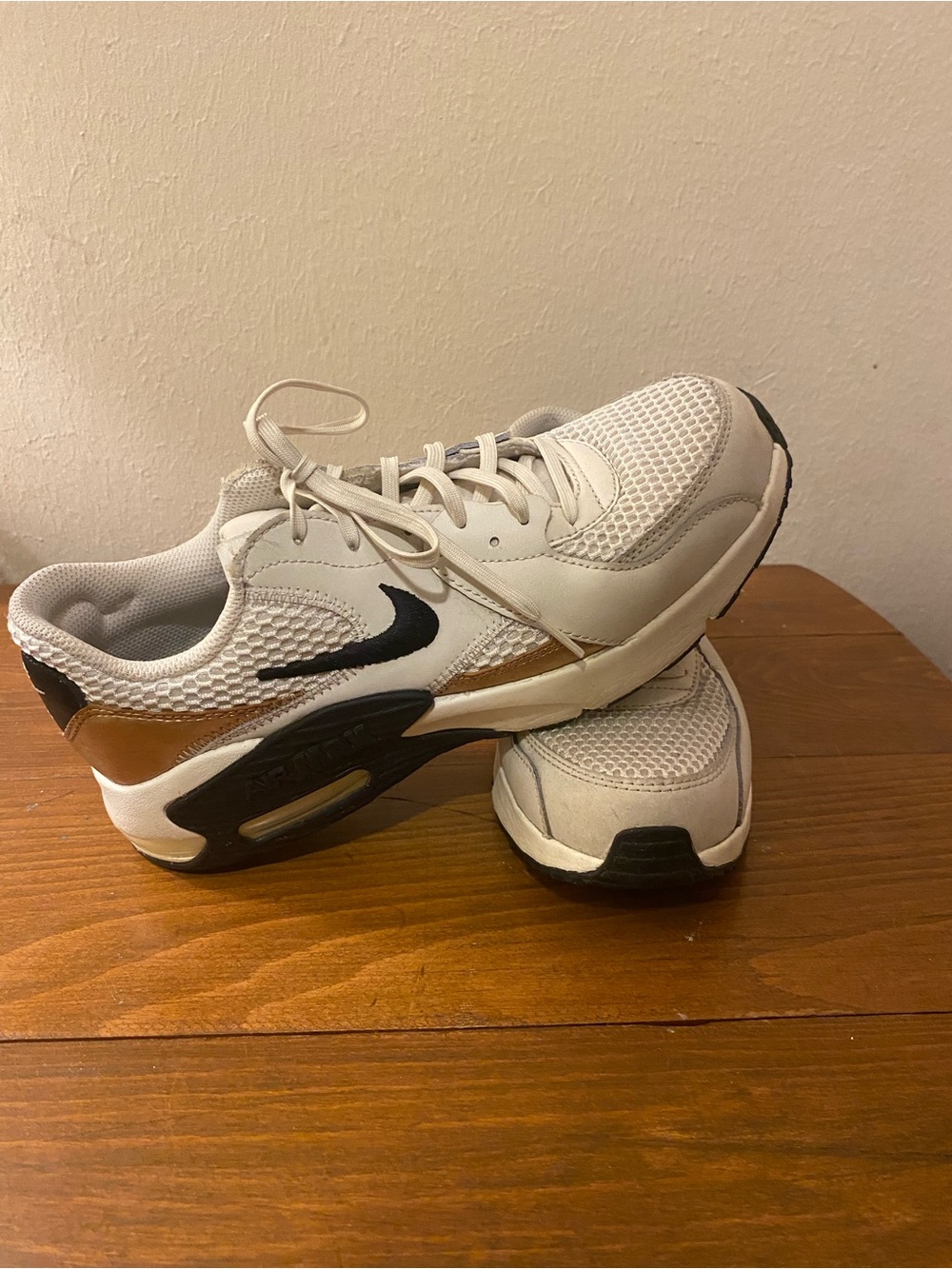 Women’s Nike Air Max Sneakers Blk/Wht/Gld SZ9.5